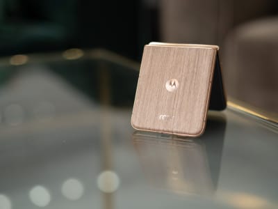 Motorola Razr Ultra 2025: Flip Phone Cantik dengan Performa Kuat, Tapi Belum Ultra