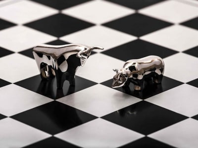 XRP Jatuh, Bitcoin Bertahan di Atas 104 Ribu, Pasar Crypto Siap Koreksi?