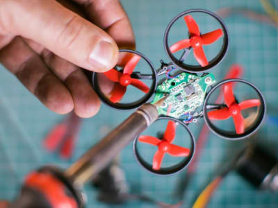 Drone Mikro Buatan Mahasiswa Cina Pecahkan Rekor Dunia Kecepatan 211 mph