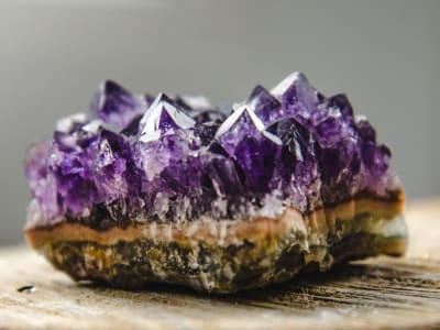 Kristal Warna-Ubah untuk Deteksi Cepat Polutan Naphthalene yang Ramah Lingkungan