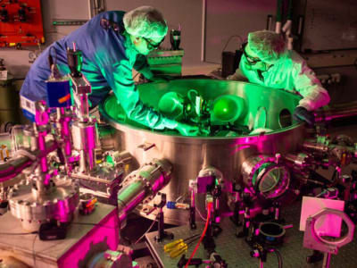 Laser ZEUS 2 Petawatt Pecahkan Rekor, Menjanjikan Terobosan Ilmu Fisika