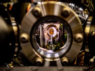 Atom Tunggal Bawa Perubahan Besar dalam Simulasi Kimia Kuantum Efisien