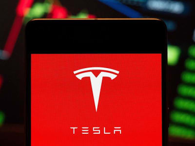 Penjelasan Mudah Tentang Naik Turun Saham Tesla untuk Investor Pemula