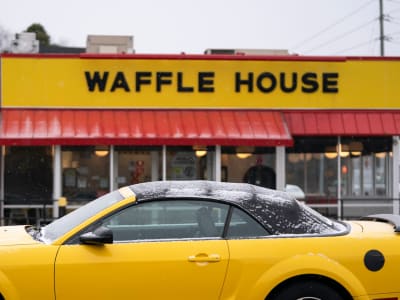 Waffle House Jadi Tempat Isi Daya Super Cepat Mobil Listrik Mulai 2026