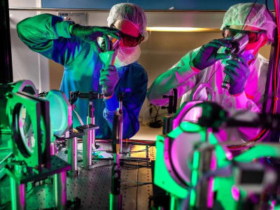 ZEUS: Laser Paling Kuat di AS dengan Tenaga 2 Petawatt Untuk Penelitian Canggih