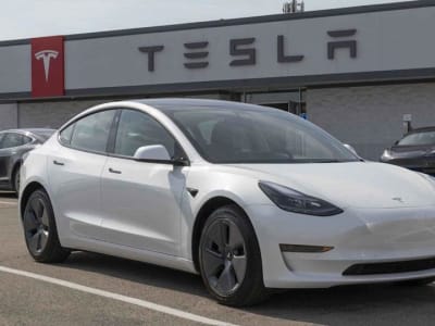 5 Cara Kreatif Menghasilkan Uang Pasif dari Mobil Tesla Anda
