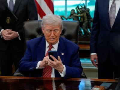 Trump Ancam Tarif 25% untuk iPhone Impor Demi Kembalikan Produksi ke AS