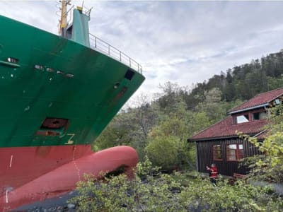 Kapal Kontainer Raksasa Tabrak Rumah di Norwegia Karena Helmsman Tertidur
