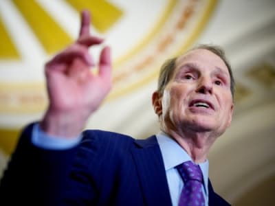 Senator AS Ungkap Operator Seluler Gagal Beri Peringatan Pengawasan Pemerintah