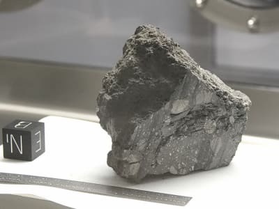 Mengungkap Misteri Magnet pada Batuan Bulan Melalui Dampak Asteroid dan Medan Magnet Purba