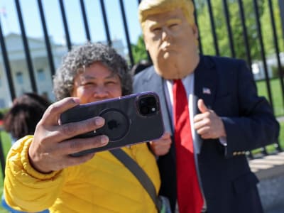 Trump Ancam Tarif 25% Apple Jika iPhone Tidak Dibuat di AS, Pasar Kecewa