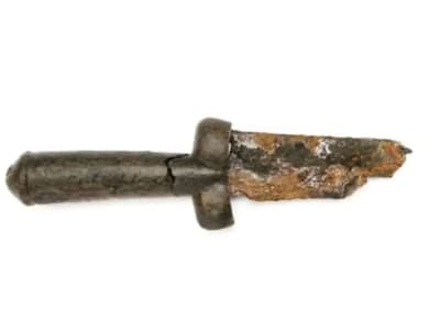 Penemuan Belati Berbentuk Testis di Benteng Abad Pertengahan Ungkap Sejarah Unik