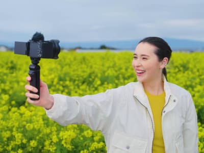 Sony Luncurkan Grip Kamera dengan Remote Wireless untuk Kreator Konten Solo