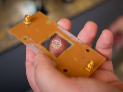 Sensor Kuantum Berlapis Silika dari Nanodiamond: Deteksi Penyakit di Tingkat Sel Lebih Awal