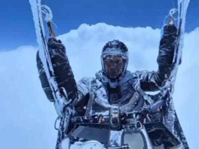 Paraglider China Terangkat 28.000 Kaki oleh Cloud Suck, Alami Kondisi Ekstrem