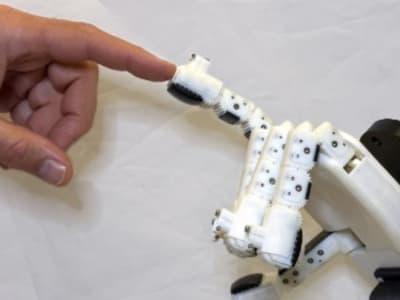 Mengembangkan Tangan Robot Pintar yang Bisa Manipulasi Seperti Tangan Manusia
