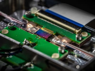 Xanadu Ciptakan Qubit Fotonik Tahan Kesalahan di Chip Terintegrasi