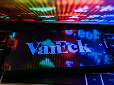 VanEck dan 21Shares Mendesak SEC Kembalikan Aturan 'First-To-File' ETP Kripto