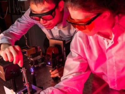 Robot Lengan Lunak Tanpa Kabel: Kendali Laser dan AI untuk Gerakan Fleksibel