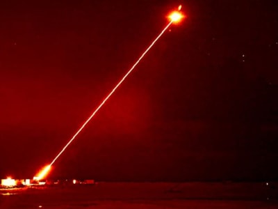 Angkatan Laut AS Kembangkan Laser 400-kilowatt untuk Hadapi Ancaman Modern