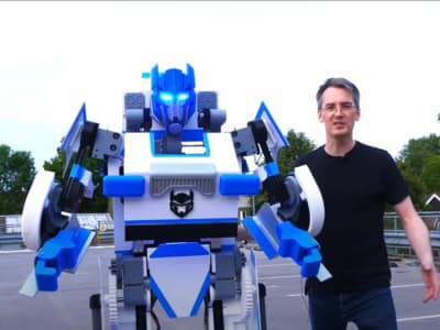 James Bruton Membuat Robot Transformer yang Bisa Dikendarai Layaknya Mobil Mainan
