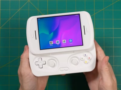 Kesan Awal Konsol RG Slide Anbernic: Layar Ciamik Tapi Ukuran Terlalu Besar