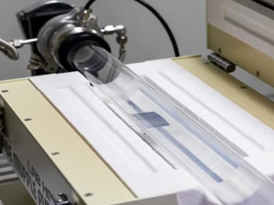 MoS2: Lapisan Murah yang Perpanjang Umur Baterai Solid-State Tanpa Anoda