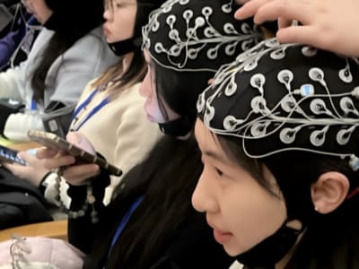 Perangkat Kepala Futuristik di Pertunjukan Tarian Tsinghua Picu Viral dan Klarifikasi Ilmiah