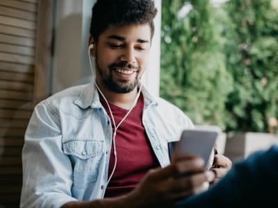 Saham Reddit Melonjak Berkat Peluncuran Alat Iklan AI dan Sentimen Positif