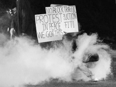 Bahaya Senjata 'Less-Lethal' pada Demonstran dan Dampak Kesehatannya