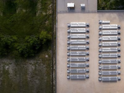 Tesla Bangun Fasilitas Penyimpanan Baterai Terbesar di China di Tengah Ketegangan Dagang