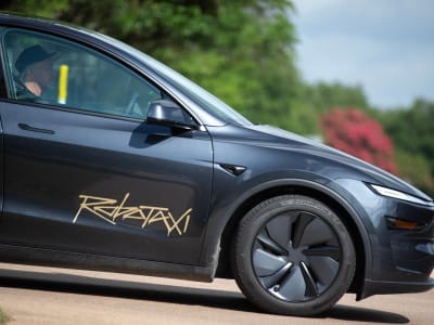 Tesla Meluncurkan Robotaxi di Austin, Tapi Masih Ada Pengawas Keselamatan