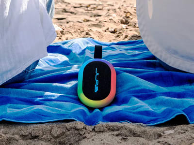 JLab Luncurkan Speaker Nirkabel dengan Lampu RGB dan Suara Kuat