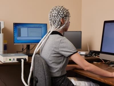 Menguji Pengaruh ChatGPT Terhadap Aktivitas Otak Saat Menulis Esai