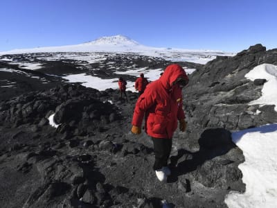 Gunung Erebus di Antartika Mengeluarkan Emisi Debu Emas Setiap Hari