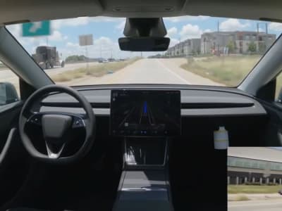 Tesla Tunjukkan Pengiriman Mobil Otonom Pertama dari Pabrik ke Pelanggan