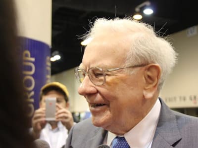 Mengapa Warren Buffett Memilih Apple dan Amazon untuk Investasi Jangka Panjang