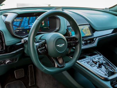 Apple Perkenalkan CarPlay Ultra: Integrasi Canggih di Mobil Aston Martin