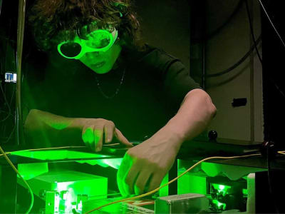 Eksperimen Ion Jebakan Mencari Gaya Kelima untuk Jelaskan Materi Gelap