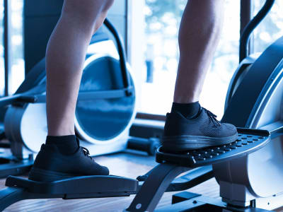 Apakah Mesin Tangga Statis Sama Efektif dengan Naik Tangga Biasa untuk Membakar Kalori?