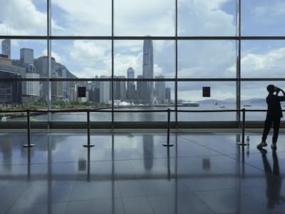 Henderson Land Turun Karena Jual Obligasi, Deflasi China Perburuk Pasar Saham