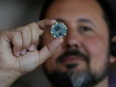 Persaingan Sengit di Balik Teknologi AI Baru Tanpa Layar antara OpenAI dan iyO