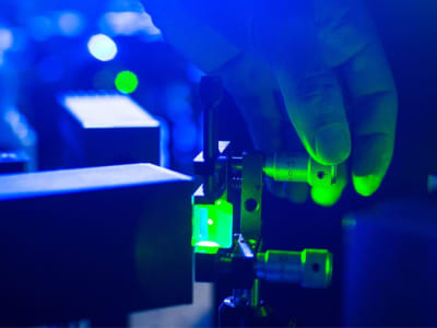 Metode Laser Baru Memperkuat Stabilitas Informasi Kuantum Pada Atom Cesium