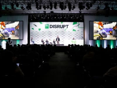 Bagaimana Desain Membimbing Inovasi AI Kreatif di TechCrunch Disrupt 2025