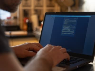 Ilmuwan Menyembunyikan Pesan Rahasia di Makalah untuk Manipu AI Peer Review