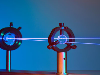 Penemuan Baru PCSEL dengan Dielektrik Padat Mampu Terangi Masa Depan Laser