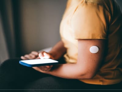 Perekat Baru Ramah Kulit untuk Perangkat Kesehatan Wearable yang Lebih Nyaman