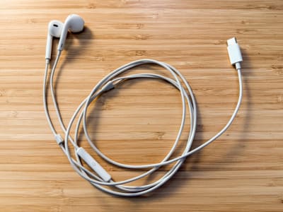 Jay Peters Pilih EarPods Berkabel, Alternatif Hemat dan Praktis dari AirPods
