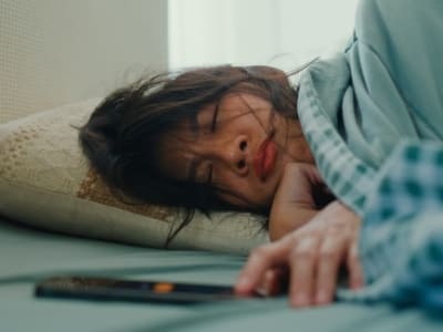 Bagaimana Otak Bangun dari Tidur: Gelombang Aktivasi dari Depan ke Belakang