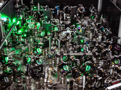 Laser Mengubah Sifat Magnetik Material dengan Pasangan Magnon di Suhu Ruang